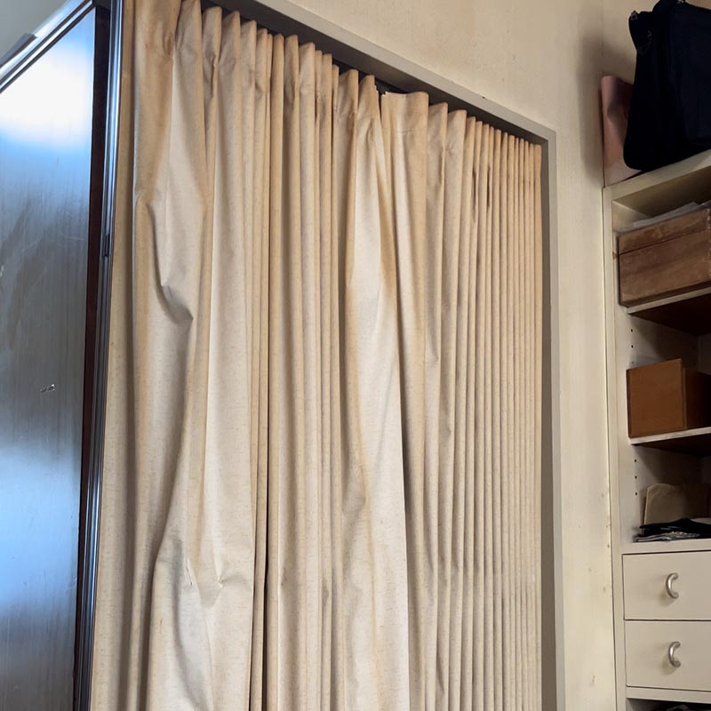 施工前：カーテンの破れ・外からの視線が気になる