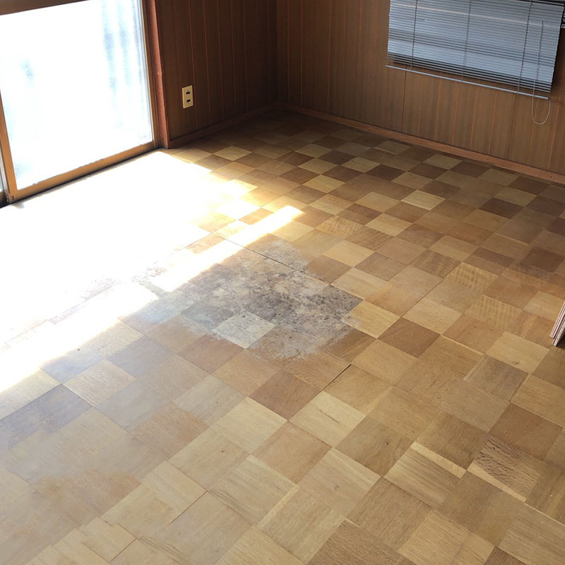 施工前：床の剥がれ・ブカブカが気になる